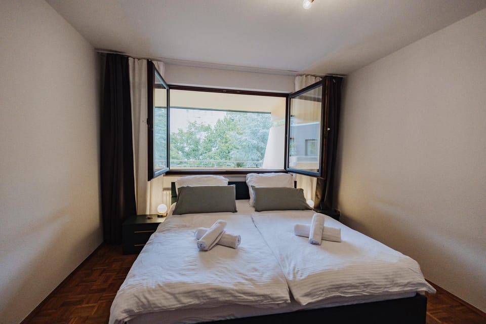 Bed, Photo of the whole room, Bedroom, towels