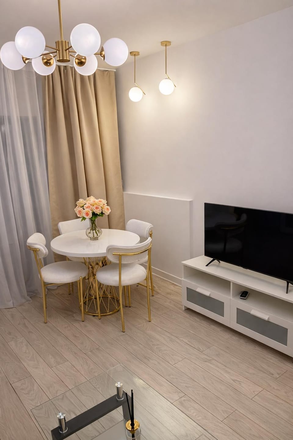 Communal lounge/ TV room, TV and multimedia, Living room, Seating area, Dining area, Evening entertainment