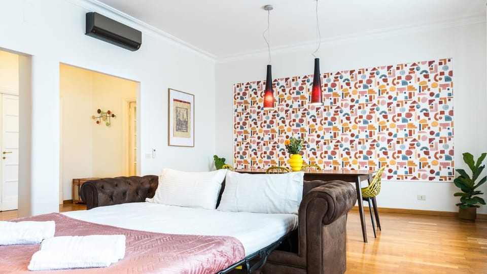 Bed, Seating area, Dining area