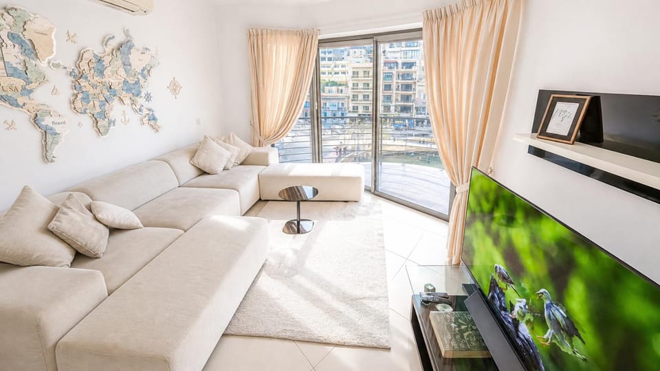 TV and multimedia, Living room, City view, Landmark view, Sea view