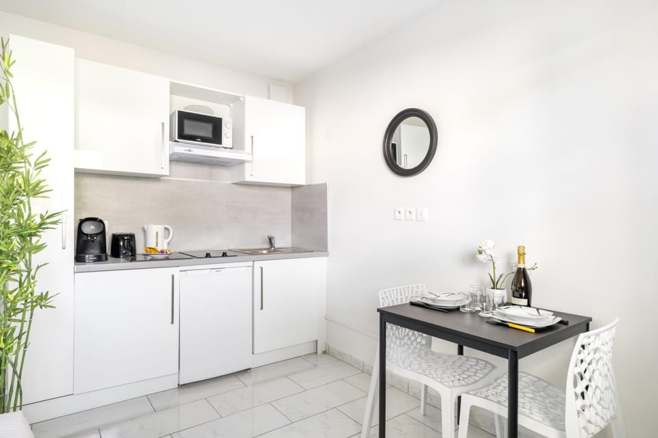 Coffee/tea facilities, Kitchen or kitchenette, Dining area, microwave, stove