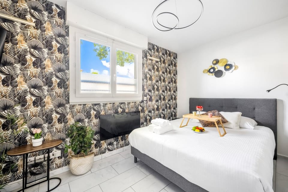 Bed, Photo of the whole room, Bedroom