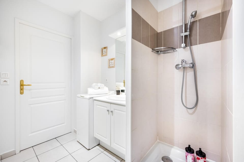Shower, Bathroom, washing machine