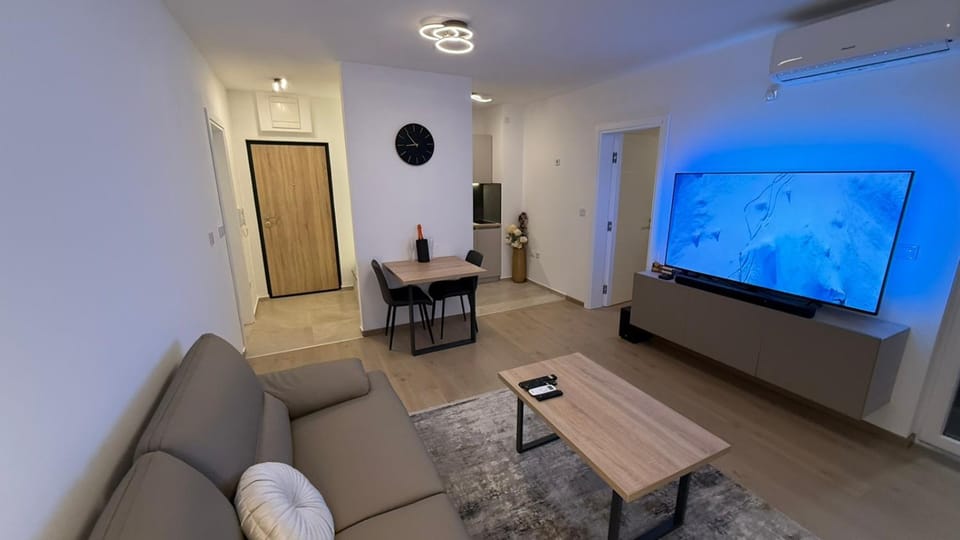 Communal lounge/ TV room, TV and multimedia, Living room, Seating area, Evening entertainment