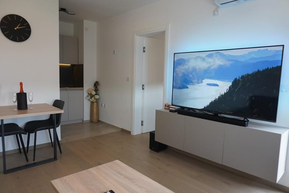 TV and multimedia, Living room, Dining area