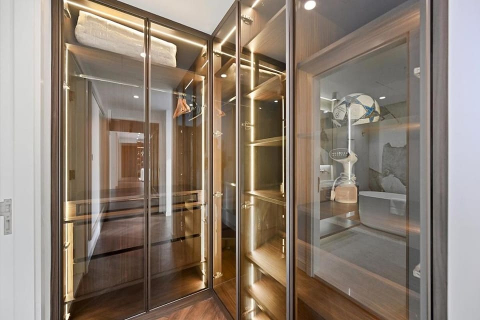 Ultra Luxury 4BR 7P Burj and Fountain View Apartment in Dubai