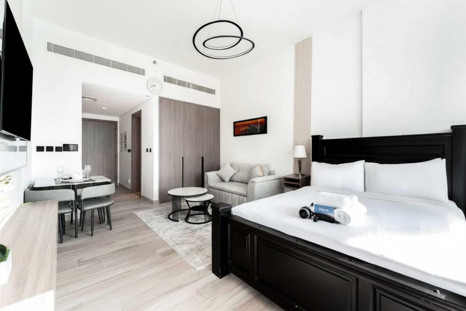 Free housekeeping visits during your stay - StayShort - Studio in Al Barsha that Sleeps 4 with Premium Building Amenities Apartment in Dubai