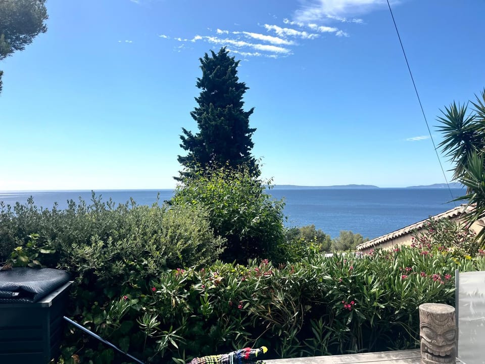 Petite maison indépendante, vue mer, terrasse, piscine chauffée House in Le Lavandou