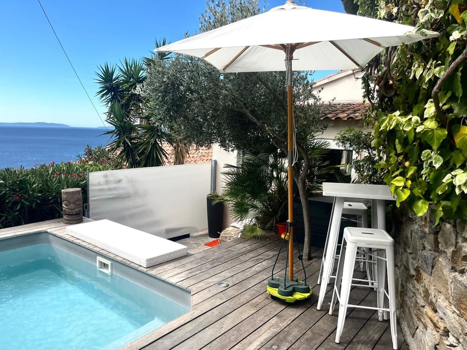 Petite maison indépendante, vue mer, terrasse, piscine chauffée House in Le Lavandou