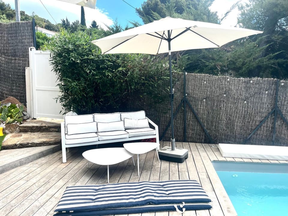 Petite maison indépendante, vue mer, terrasse, piscine chauffée House in Le Lavandou