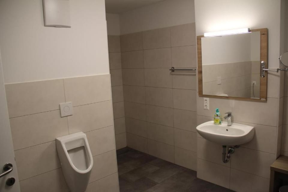 Wolfsjäger Worker Rooms - voll ausgestattete Gemeinschafts-Apartments mit Küche & Waschmaschine, nahe Linz Apartment in Linz