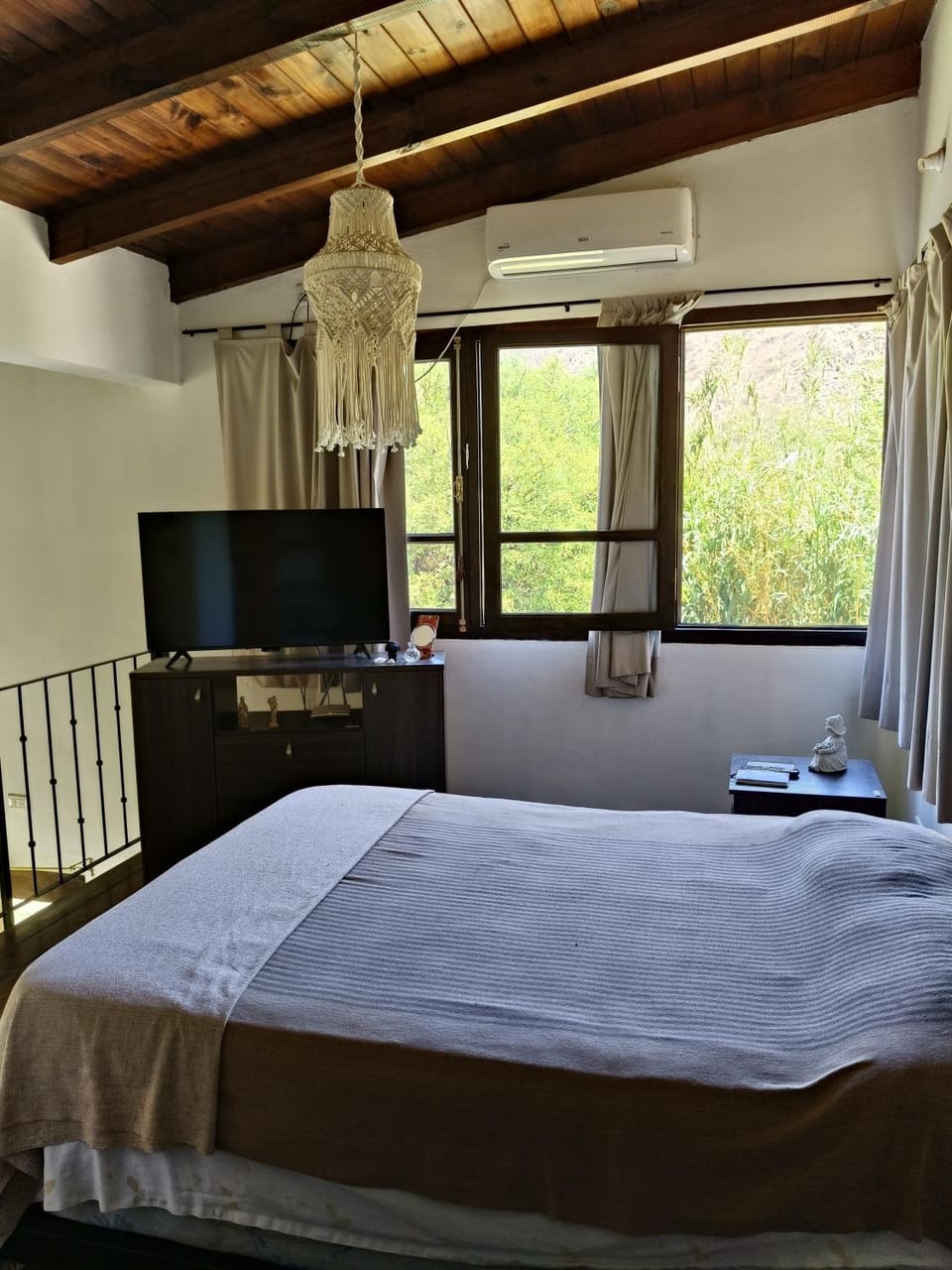 Bed, TV and multimedia, Bedroom