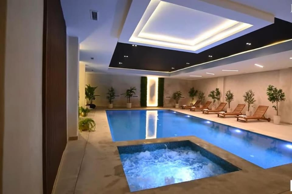 Hot Tub, Swimming pool