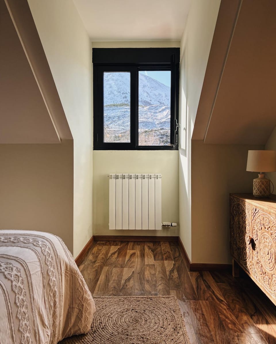 Photo of the whole room, Bedroom