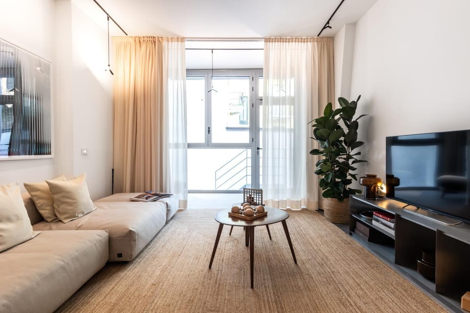 TV and multimedia, Living room, Seating area, Evening entertainment