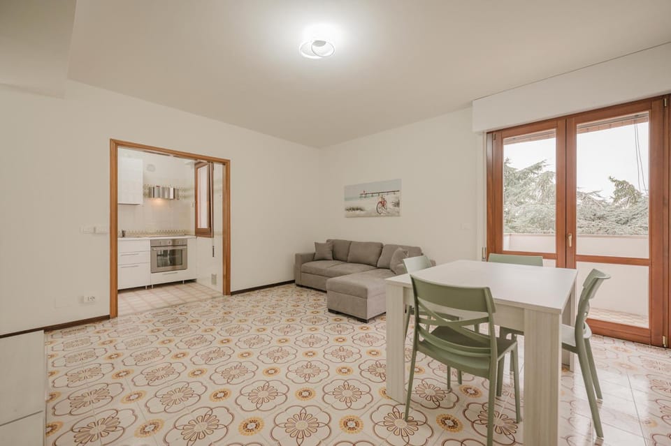 Kitchen or kitchenette, Living room, Seating area, Dining area, oven, stove