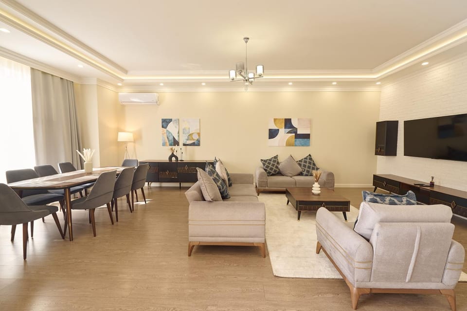 Communal lounge/ TV room, TV and multimedia, Living room, Seating area, Dining area