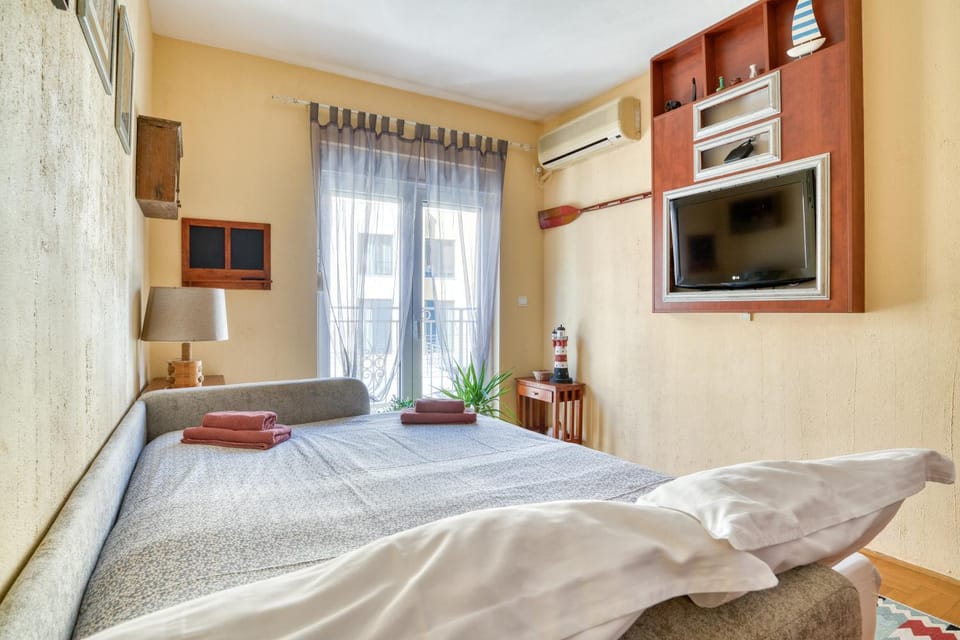 Bed, TV and multimedia, Photo of the whole room, Evening entertainment, Bedroom, air conditioner