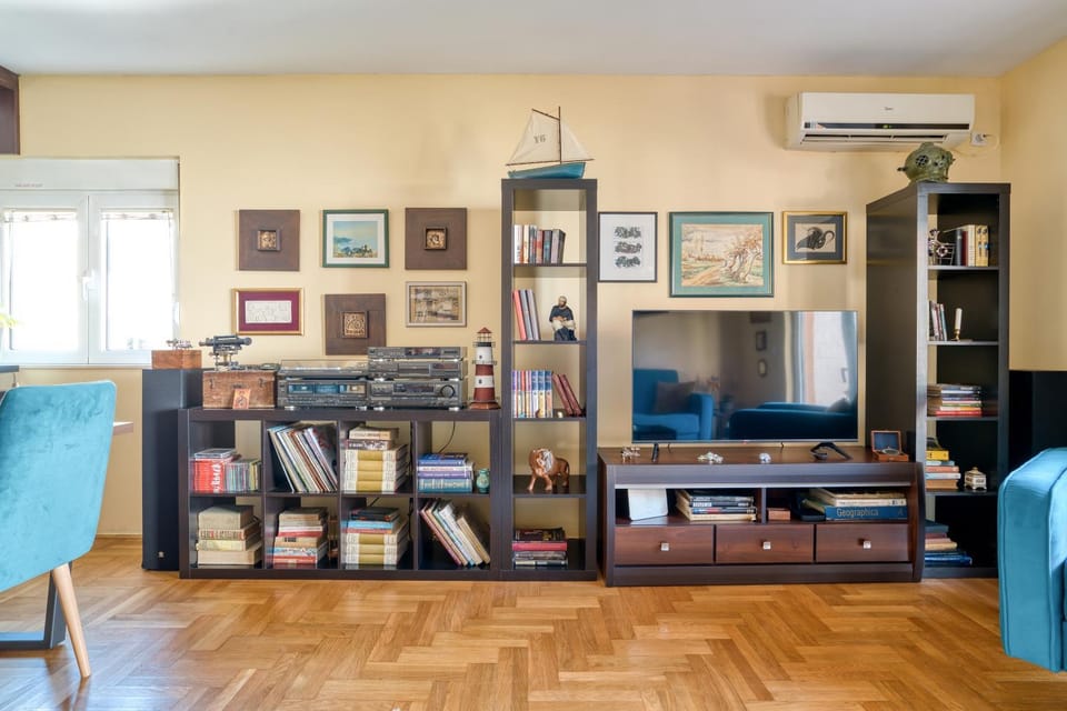 Library, TV and multimedia, Living room, Seating area, air conditioner