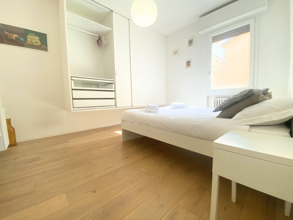Large Apartment with Courtyard - Historic Center Apartment in Bologna