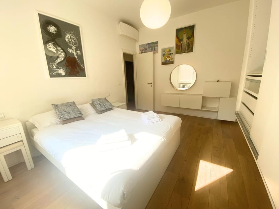 Large Apartment with Courtyard - Historic Center Apartment in Bologna