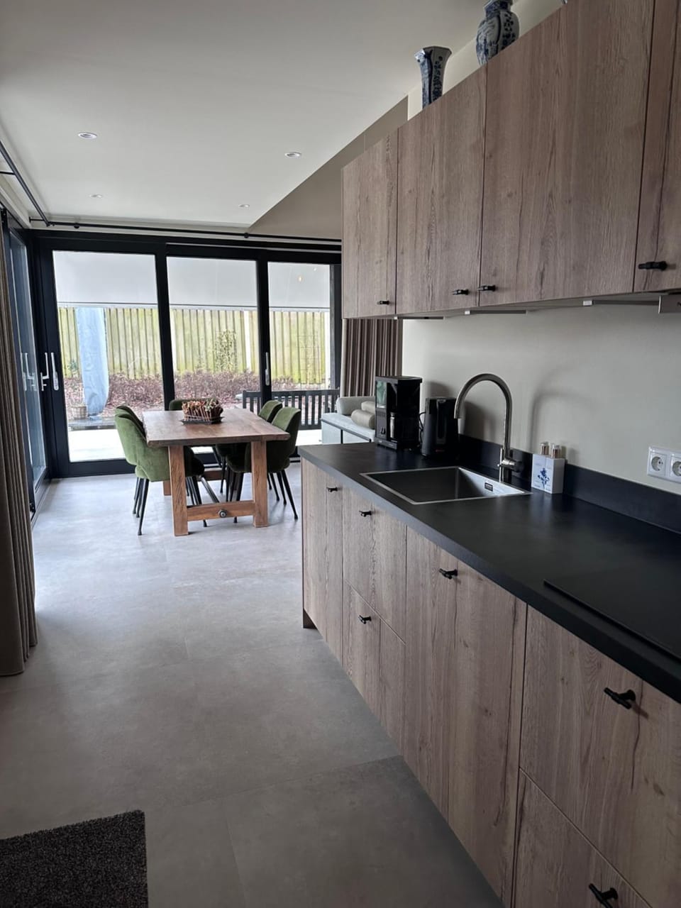 Coffee/tea facilities, Kitchen or kitchenette, stove