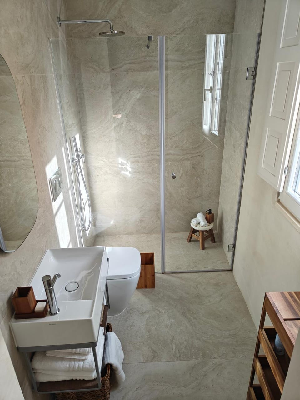 Shower, Toilet