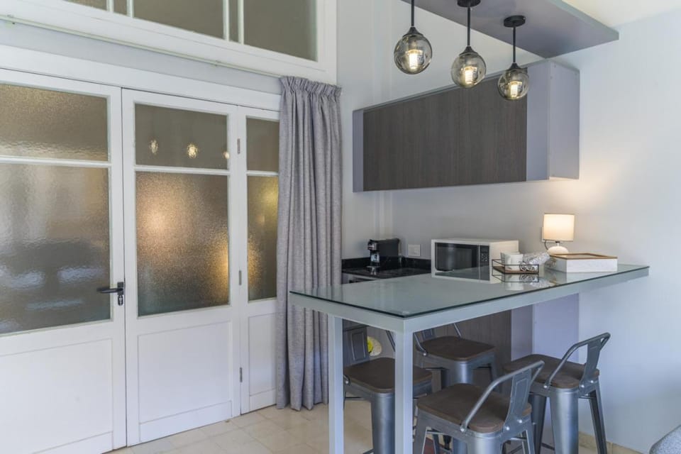 Coffee/tea facilities, Kitchen or kitchenette, Dining area, microwave, minibar, stove