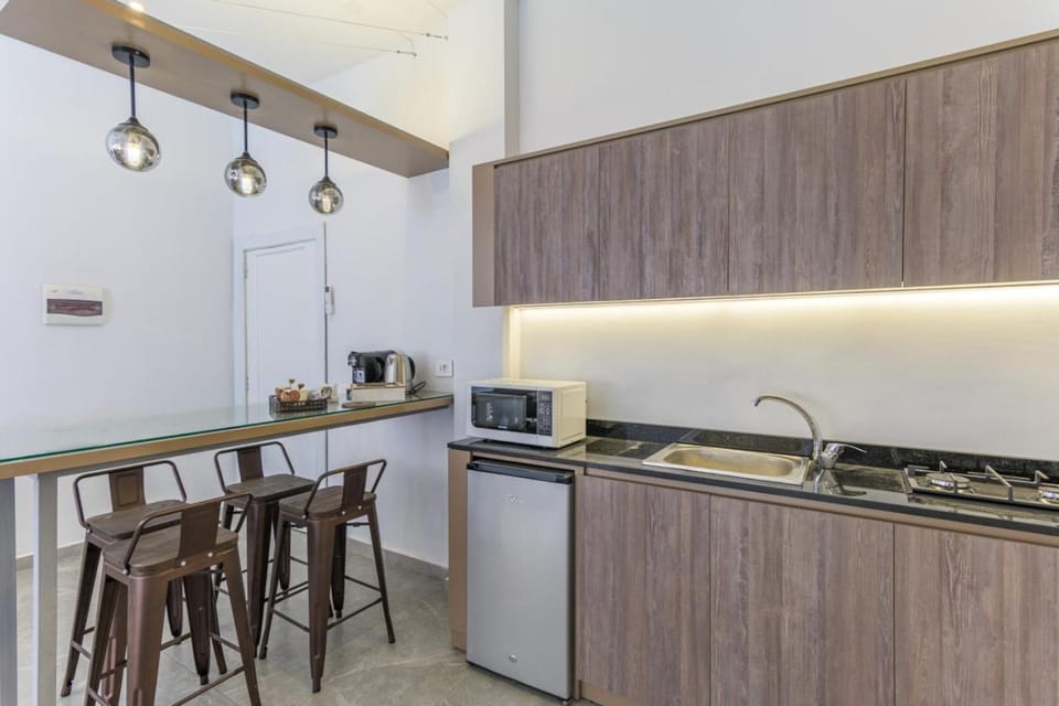 Coffee/tea facilities, Kitchen or kitchenette, Dining area, microwave, minibar, stove