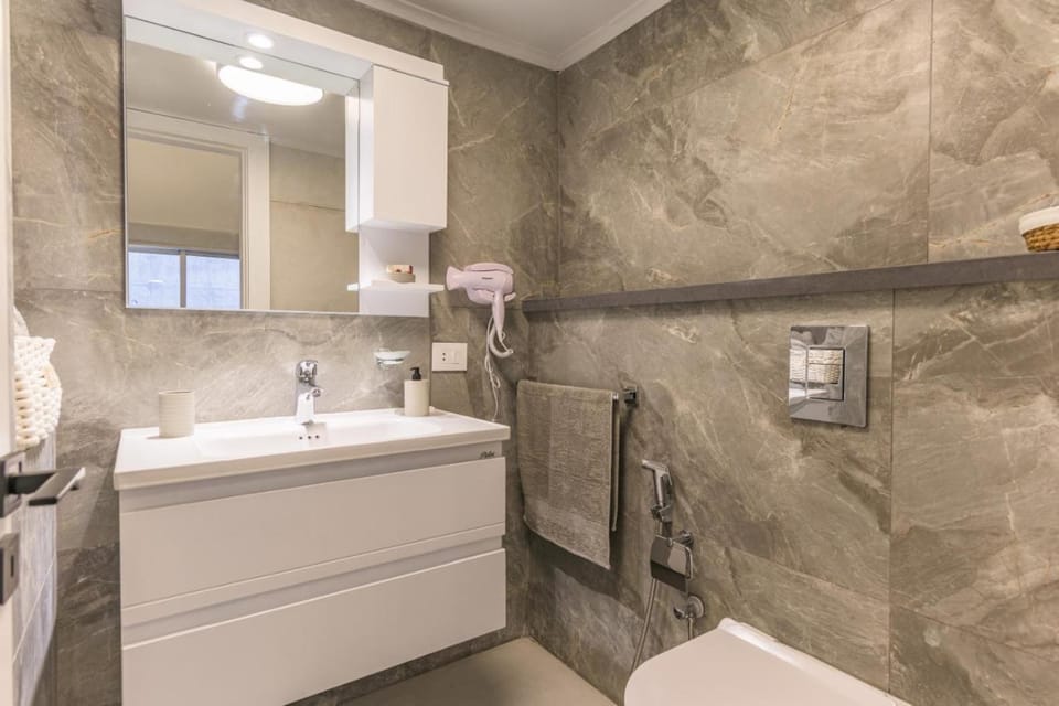 Toilet, Bathroom, towels