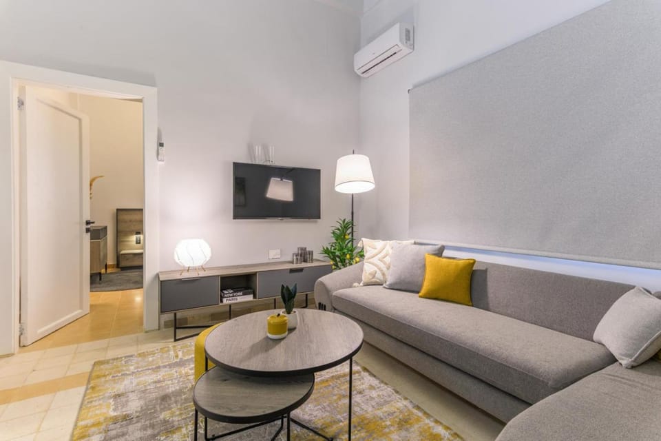 TV and multimedia, Living room, Seating area, air conditioner
