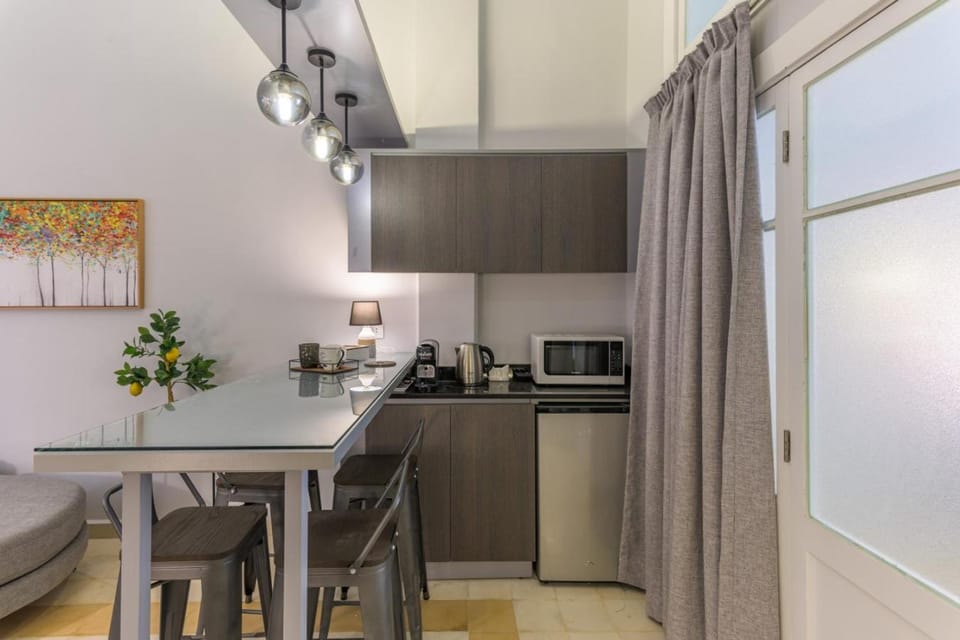 Coffee/tea facilities, Kitchen or kitchenette, Dining area, microwave, minibar, stove