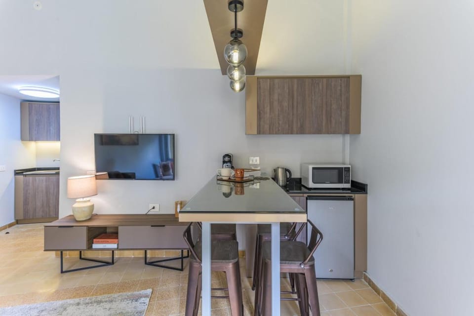 Coffee/tea facilities, Kitchen or kitchenette, Dining area, microwave, minibar, stove