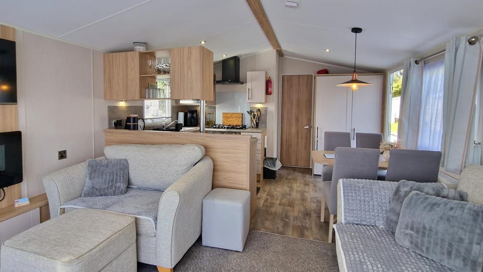 Sanctuary, Relax & Play Retreat, White Horse House in Selsey