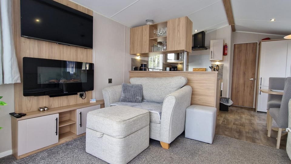 Sanctuary, Relax & Play Retreat, White Horse House in Selsey