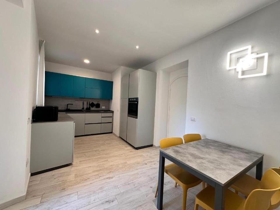 Kitchen or kitchenette, Dining area, oven, stove