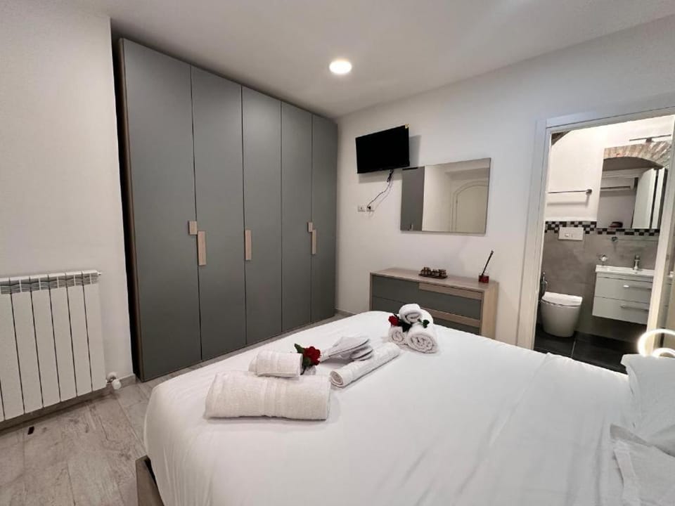 Bed, Bathroom, TV and multimedia, Bedroom, wardrobe