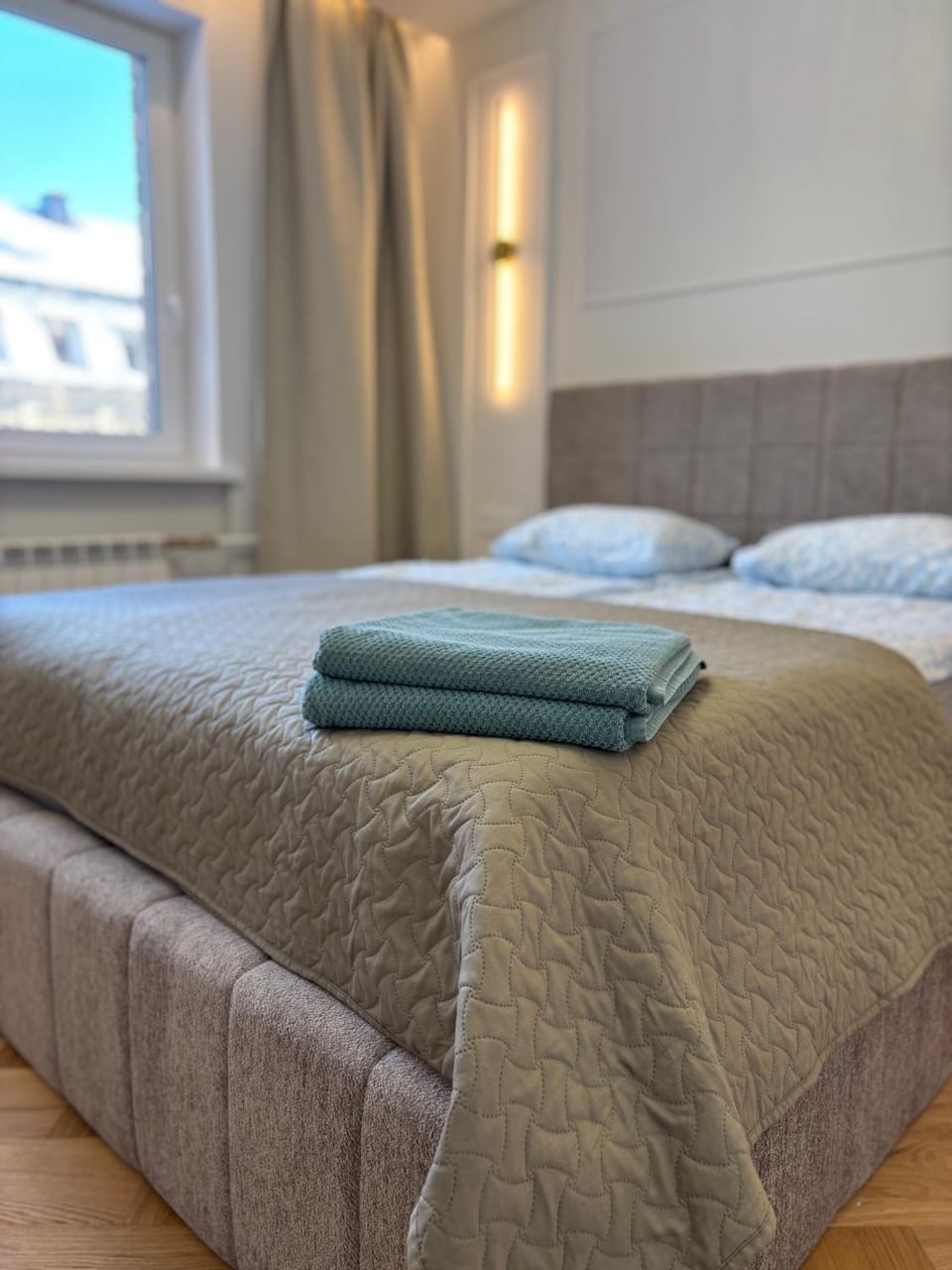 Bed, Bedroom, towels