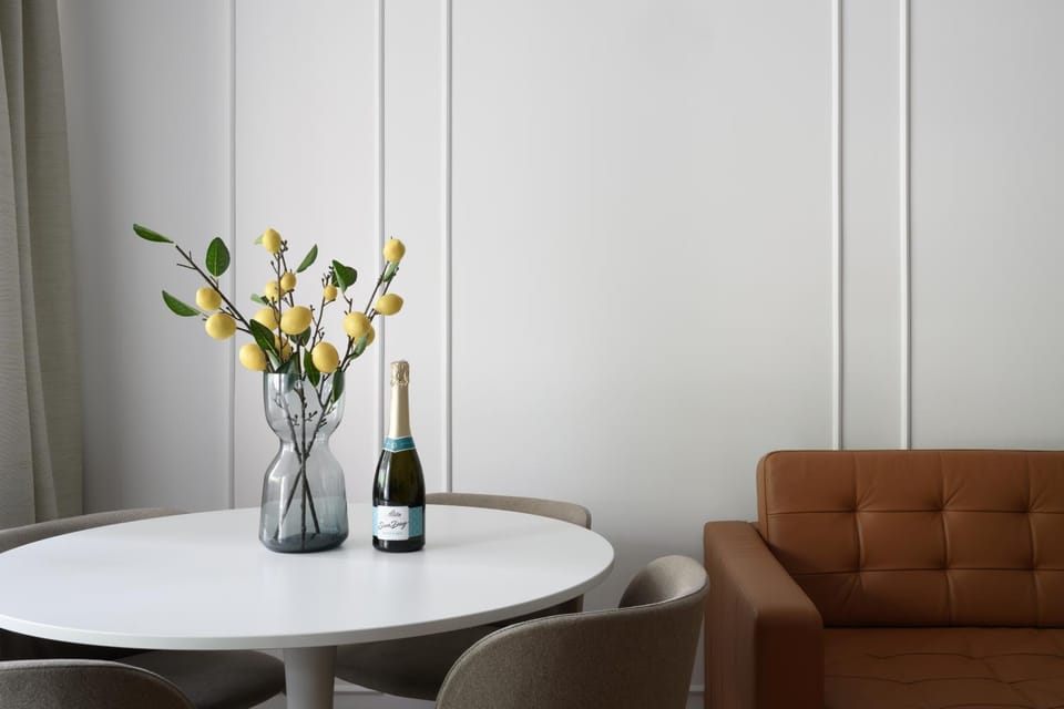 Living room, Seating area, Drinks