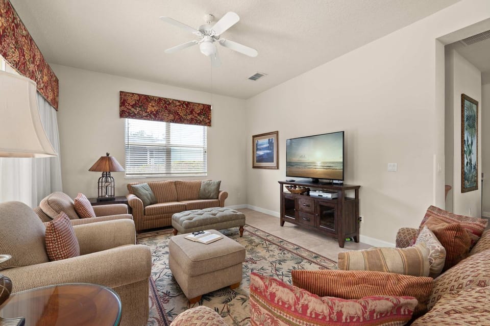 Communal lounge/ TV room, Living room, Seating area