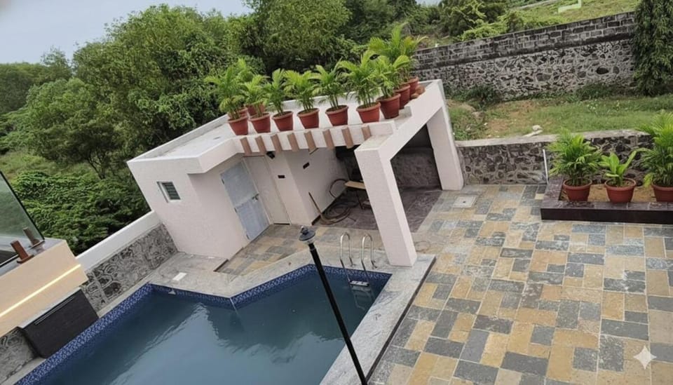 Restaurant/places to eat, Swimming pool