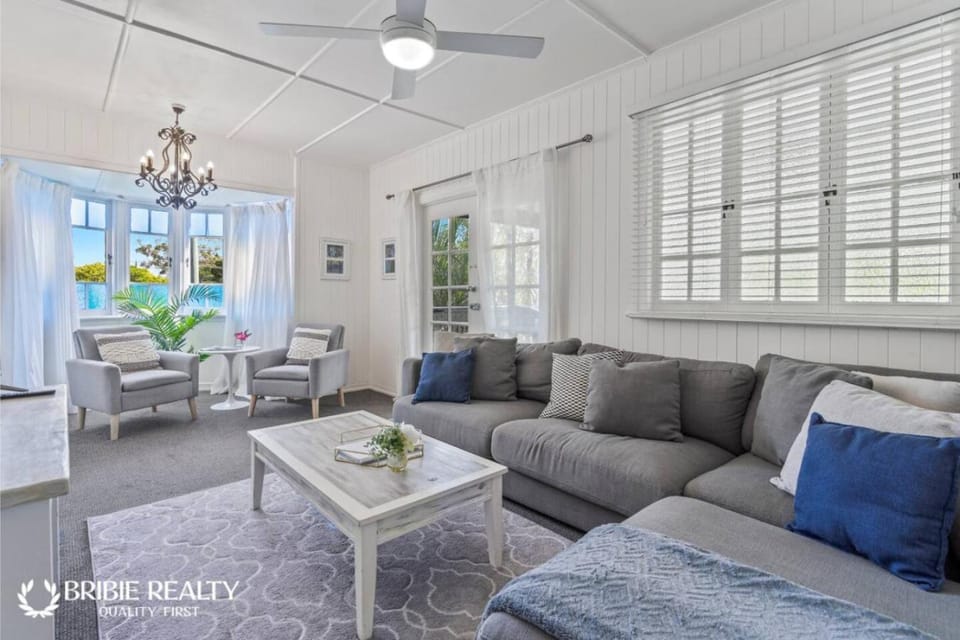 BELLA ABODE AND POOL 4 Bedroom Entertainer House in Woorim