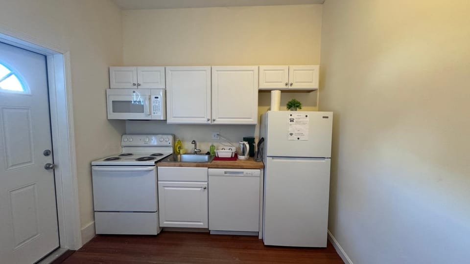 Updated 1BR, 1st floor, near T, free parking Apartment in Malden