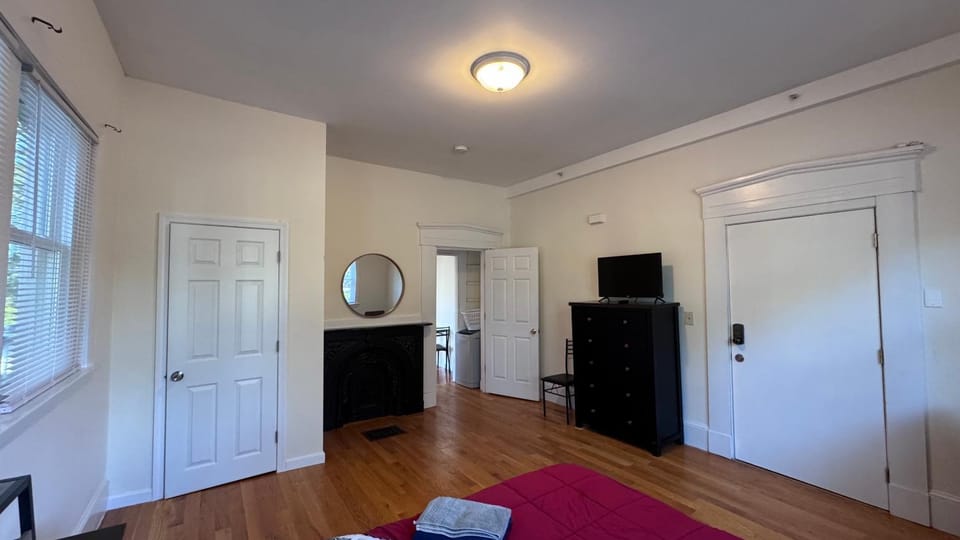 Updated 1BR, 1st floor, near T, free parking Apartment in Malden