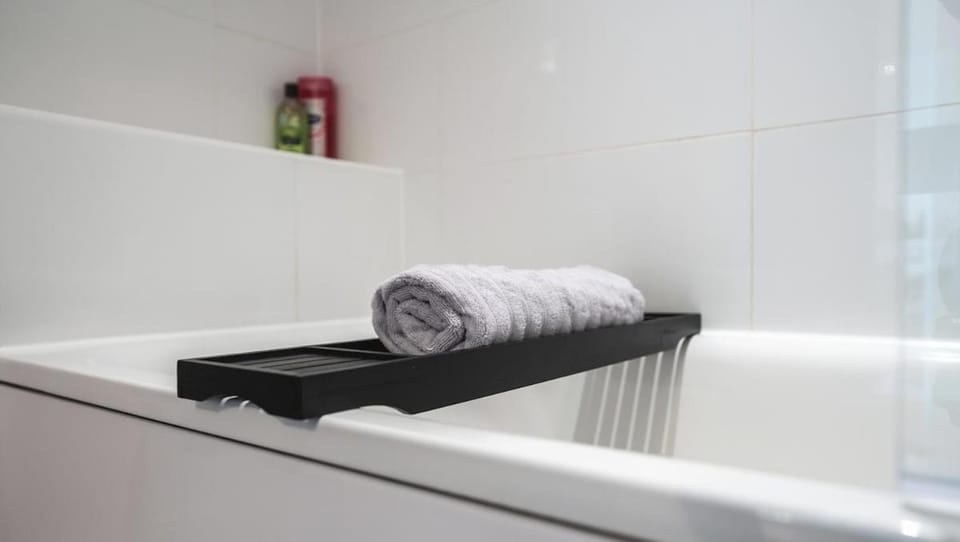 1BR Flat w-Balcony - Parking - Sleeps 4 Apartment in London Borough of Southwark