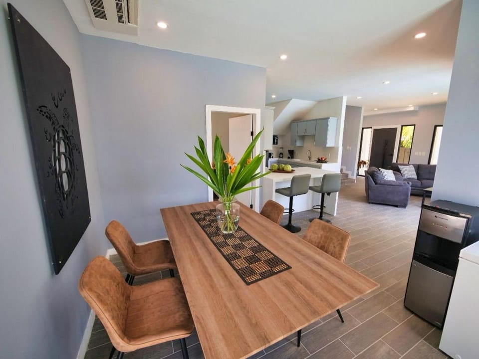 salo's beach house Villa in West Bay
