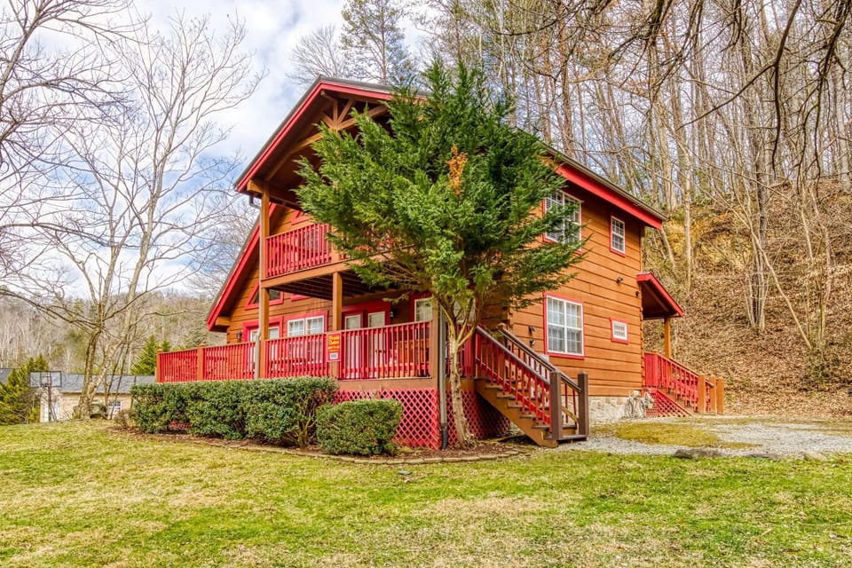 Property building, Patio, Patio, Day, Natural landscape, Winter, View (from property/room), View (from property/room), Balcony/Terrace, Balcony/Terrace, Pets, Pets, Street view, Parking, pet friendly, pet friendly