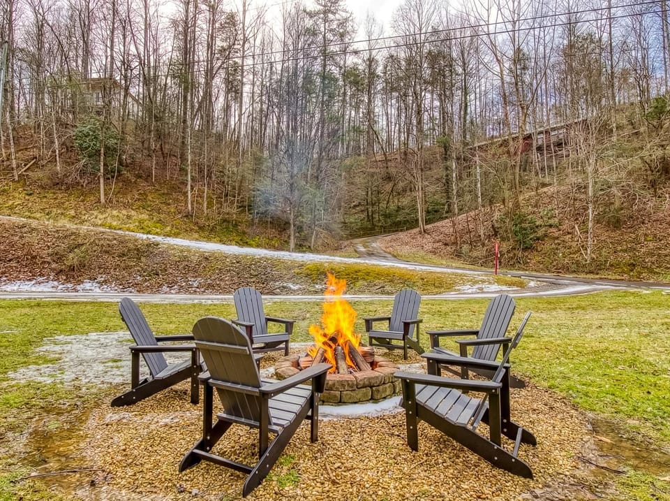Patio, Patio, Day, Natural landscape, Winter, View (from property/room), Pets, Pets, Mountain view, Street view, pet friendly, pet friendly