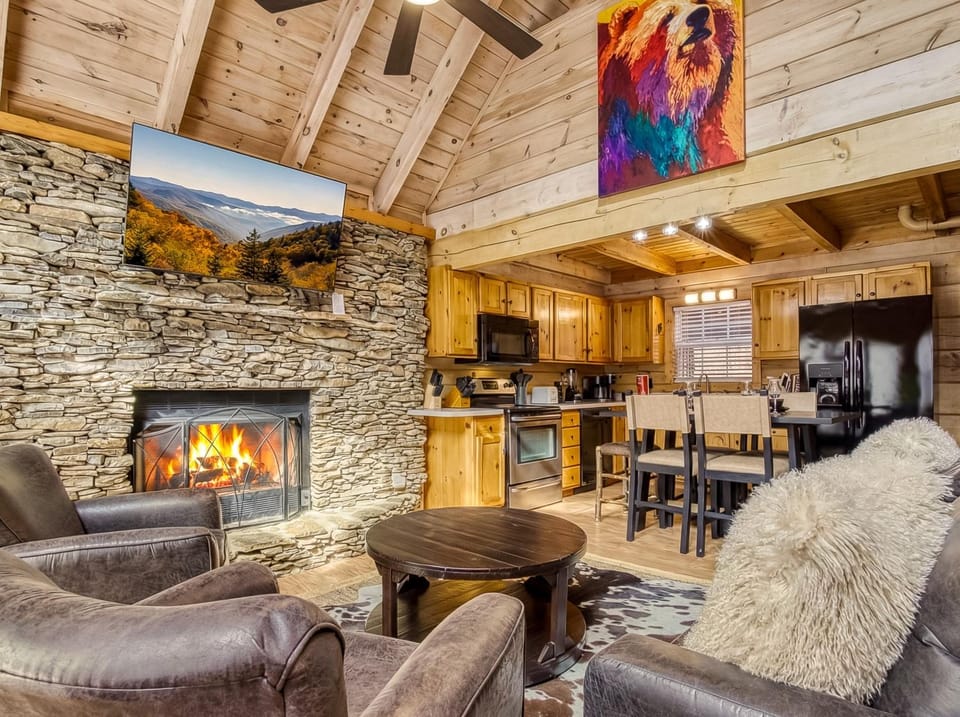 Communal lounge/ TV room, TV and multimedia, Kitchen or kitchenette, Living room, Decorative detail, Decorative detail, Seating area, Dining area, Pets, Pets, fireplace, fireplace, pet friendly, pet friendly