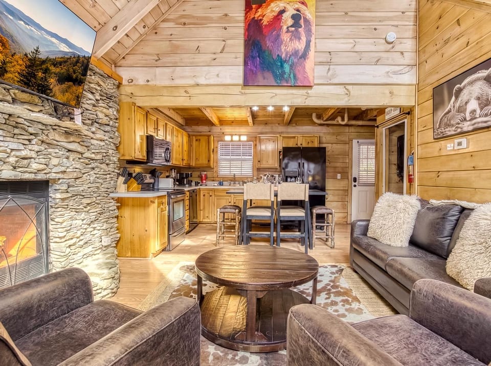 Communal lounge/ TV room, TV and multimedia, Kitchen or kitchenette, Living room, Decorative detail, Decorative detail, Seating area, Dining area, Communal kitchen, Pets, Pets, fireplace, fireplace, pet friendly, pet friendly, stove, kitchen, kitchen